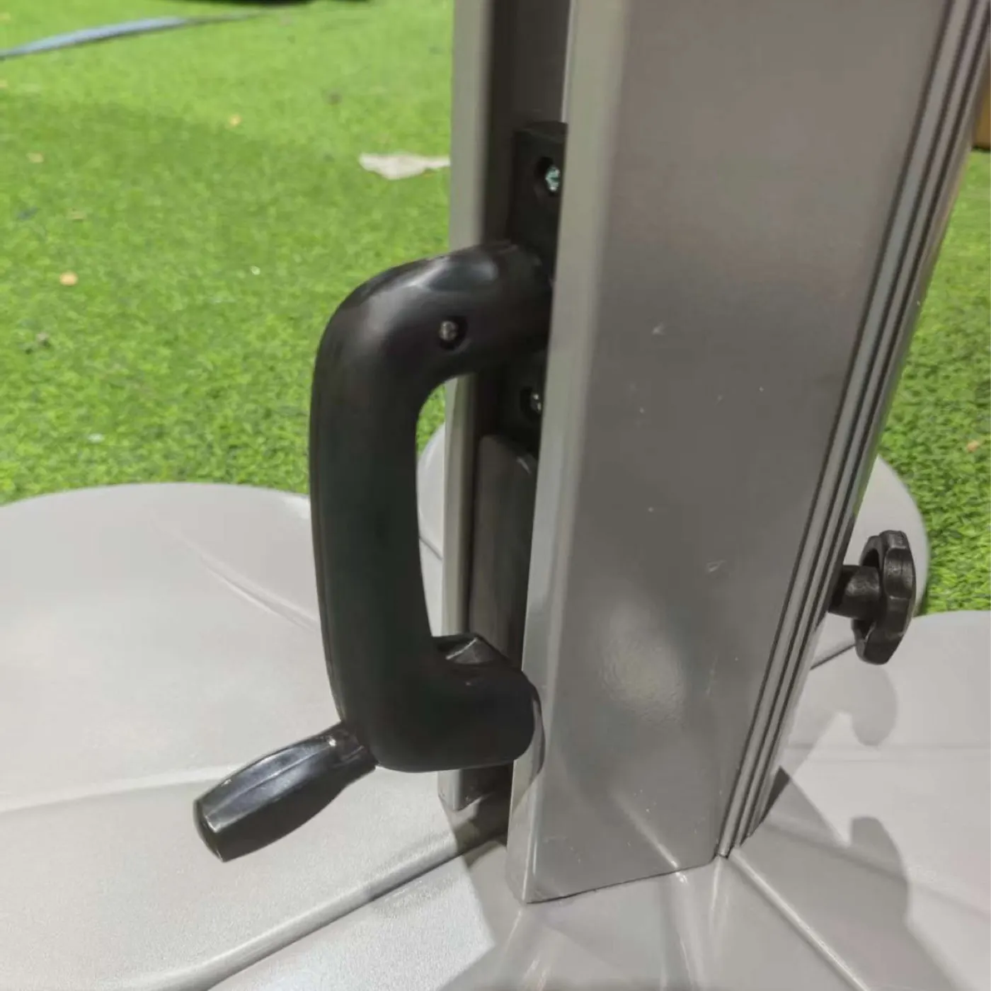 Close-up of the crank handle that rotates the umbrella canopy 360 degrees